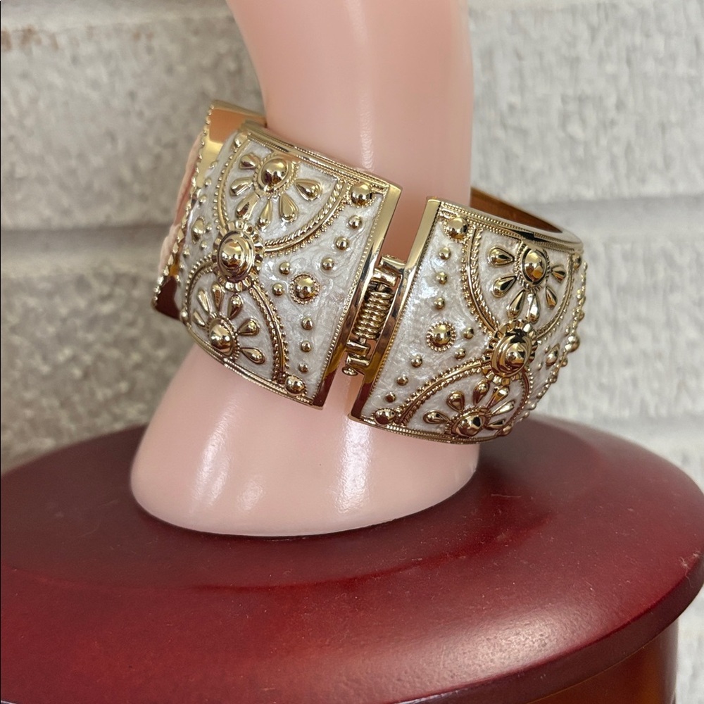 Amedeo Cameo La Piazetta Clamp Bracelet Bangle Hinged Gold Tone Cream Enamel EUC - Picture 4 of 12